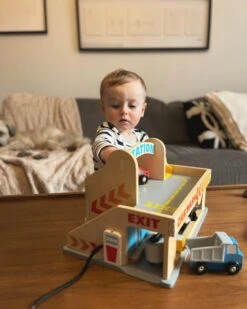 Melissa & Doug Service Station Parking Garage -Melissa & Doug Shop 620 163