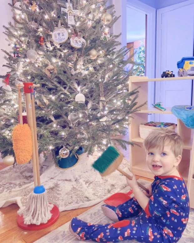 Melissa & Doug Dust! Sweep! Mop! 6-Piece Pretend Play Cleaning Set 19 Melissa & Doug Dust! Sweep! Mop! 6-Piece Pretend Play Cleaning Set - Image 19